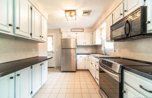 148 Dorothy Dr, Middletown CT  06457-5304 exterior