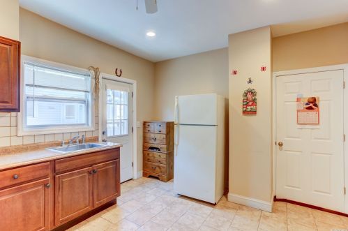 225 Fulton St, Westbury NY  11590-3028 exterior