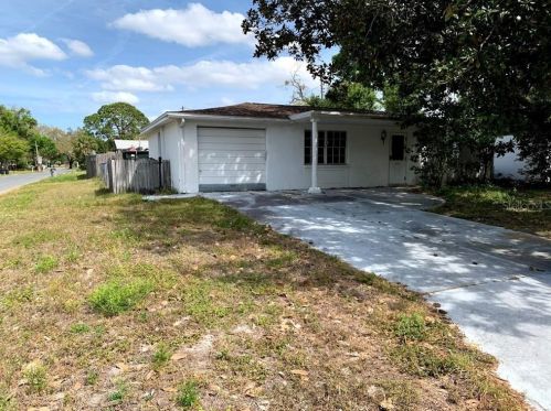 4835 Briar Hill Ct, Tarpon Springs, FL 34690-5512