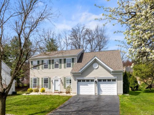 17 Edinburg Ln, East Brunswick, NJ 08816-5242