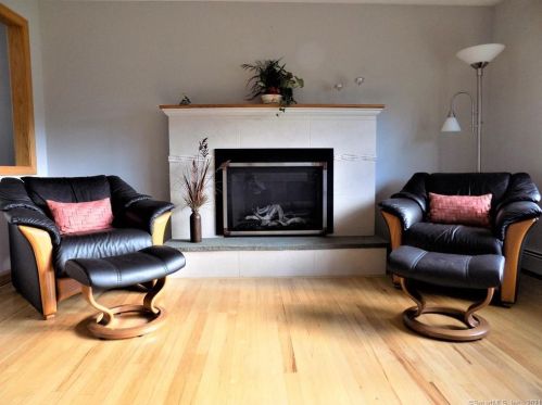 282 Hayden Sta Rd, Windsor CT 06095-1407 exterior