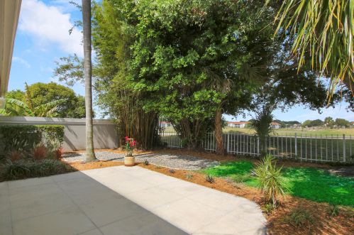 975 Bear Island Cir, West Palm Beach FL  33409-2062 exterior