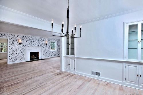18 Silver Brook Rd, Westport CT  06880-1523 exterior