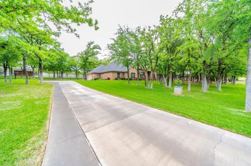 150 Hedges Cir, Weatherford, TX 76085-5782