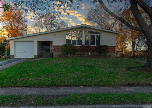 417 Spangle Dr, Babylon, NY 11703-3709