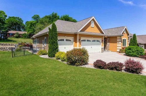 11 Savannah Pkwy, Deerfield, WI 53531-9363