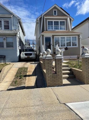 93-33 207th St, Jamaica, NY 11428-2238