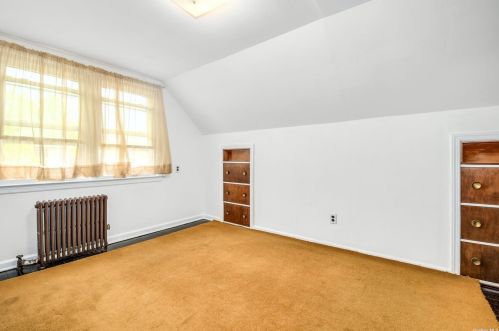 138 Wilton St, New Hyde Park NY  11040-3832 exterior