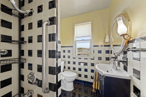 86 Freeman St, Woodbridge NJ  07095-3435 exterior