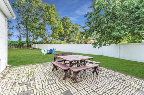 22 Strathmore Dr, Babylon NY  11703-3713 exterior