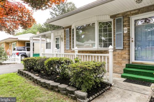 19 William Penn Dr, Camp Hill, PA 17011-6666