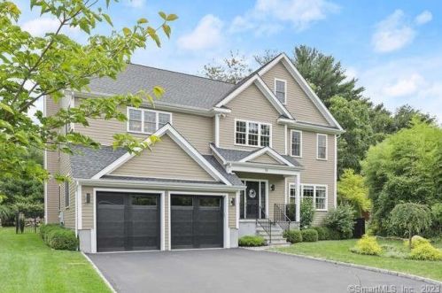 38 Golf View Cir, Stamford, CT 06905-4802