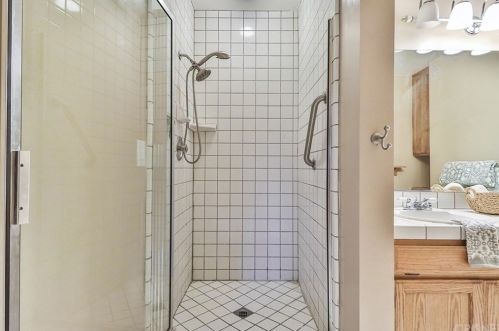 1229 Carmel Dr, Simi Valley CA 93065-4118 exterior