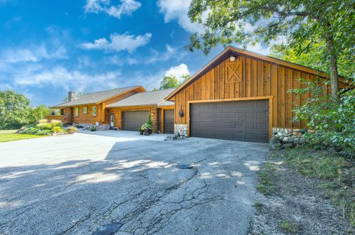 2717 Beaumont Ave, Waterford WI  53185-4933 exterior