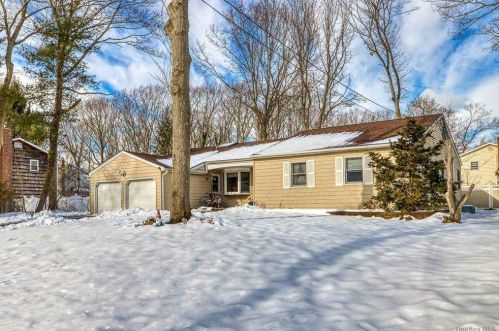 9 James St, Shoreham, NY 11786-1829