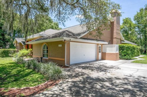 15241 Willow Ln, Tavares, FL 32778-9352