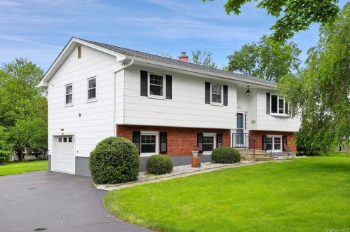 3136 Quinlan St, Yorktown Hgts, NY 10598-2517