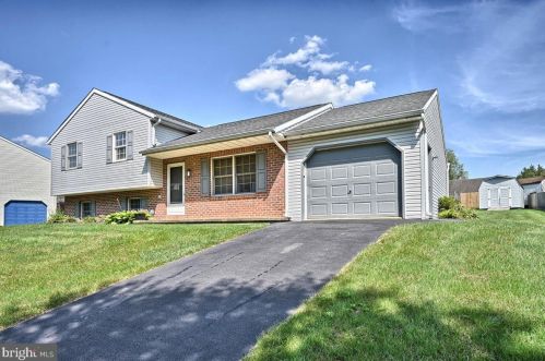 343 Holly Ln, Lancaster, PA 17602-3800