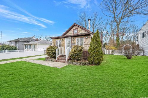 55 Prairie Dr, Babylon, NY 11703-1101