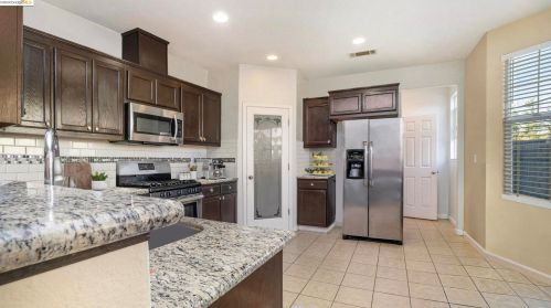 310 Foxglove St, West Pittsburg, CA 94565-3753