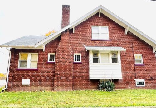 494 Edgewood Rd, Hermitage, PA 16146-2638