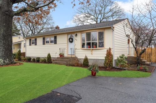 88 Custer St, Warwick, RI 02889-8826