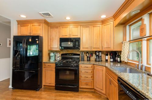 307 5th St, Elwood, NY 11731-2816
