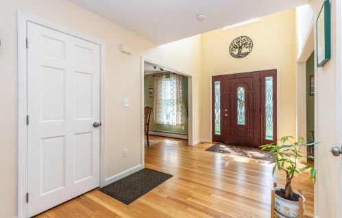 8 Canter Ct, Nashua NH  03063-2930 exterior