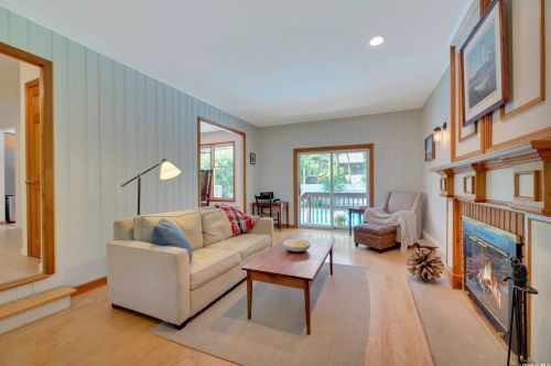 10 Harper Rd, Baiting Hollow, NY 11933-1120