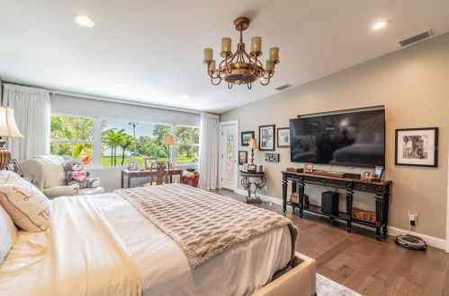 5148 31st Ave, Saint Petersburg FL  33707-5600 exterior