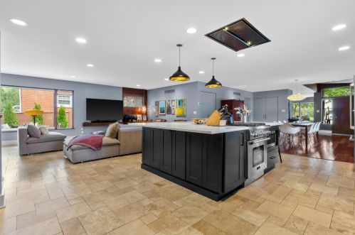 4101 Lk Dr, Milwaukee WI 53211-1720 exterior