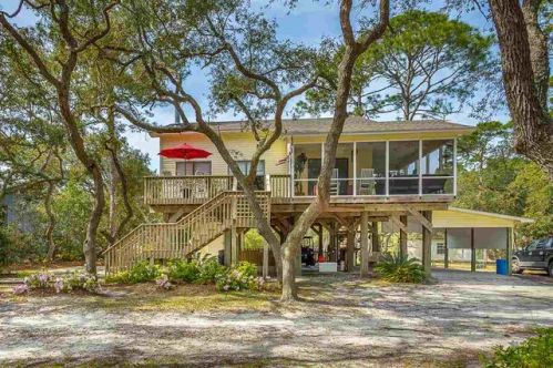 40 Riverview Dr, Ochlockonee Bay, FL 32346-2531