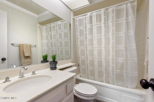 525 Dorado Ct, Calabasas CA  91377-3850 exterior