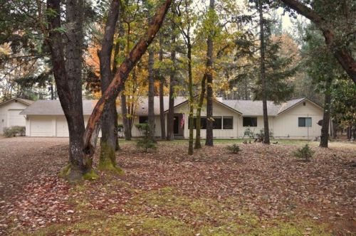 233 Northwoods Dr, Merlin, OR 97532-9606