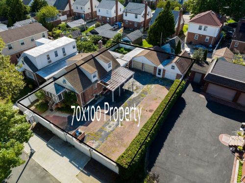 82-46 247th St, Jamaica, NY 11426-1824