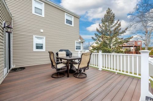 372 5 St, North Lindenhurst NY 11757-1149 exterior