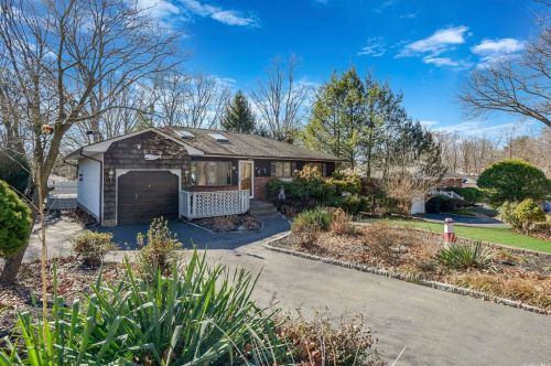34 Echo Ln, San Remo, NY 11754-3603