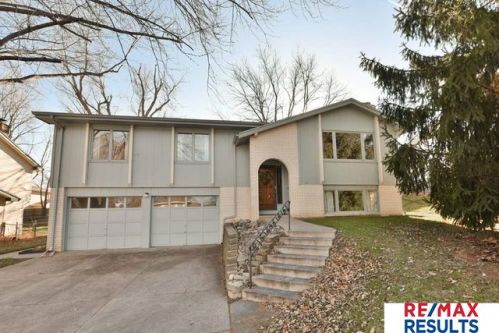 3205 Leawood Dr, Bellevue, NE 68123-2151