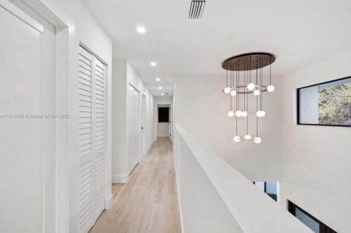 8300 166th Ter, Hialeah FL  33016-3444 exterior