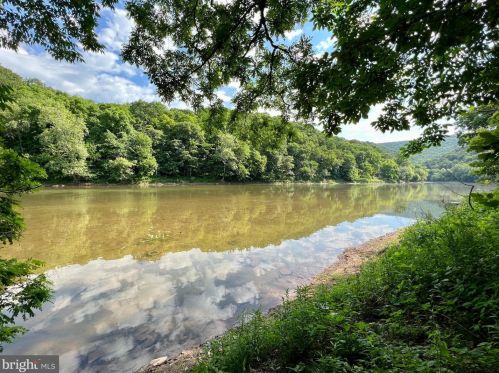 186 Cypher Beach Rd, Hopewell, PA 16650-9067
