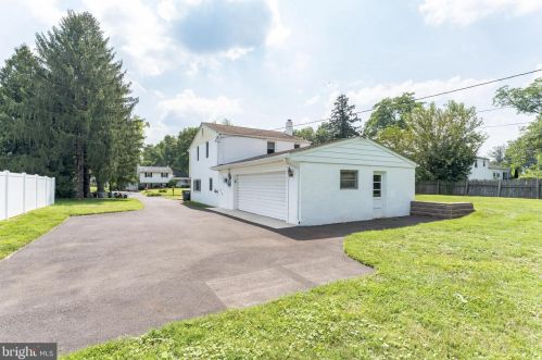 282 Holly Knoll Dr, Southampton, PA 18966-1403