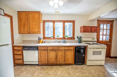 208 Lawrence Rd, Salem NH  03079-3905 exterior