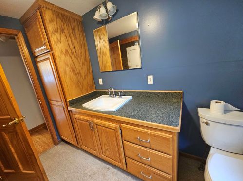 6 Gln Denin Dr, Salem NH  03079-2302 exterior