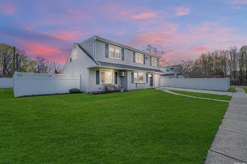 568 Arrandale Rd, Bethpage, NY 11714-3804