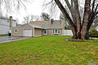 87 Split Cedar Dr, Hauppauge, NY 11749-1628