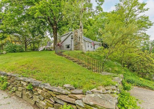 8 Pleasant St, Putnam, CT 06260-2312