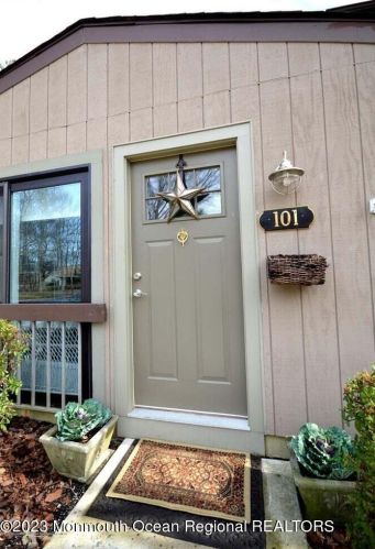101 Hancock Ct, Tinton Falls, NJ 07701-5454