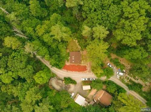 51 Pinecrest Trl, West Milford NJ  07480-1700 exterior