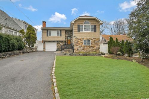 216 1st St, Elwood, NY 11731-3508