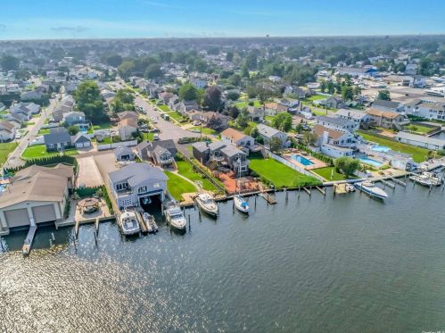 752 Shore Walk, North Lindenhurst, NY 11757-5824